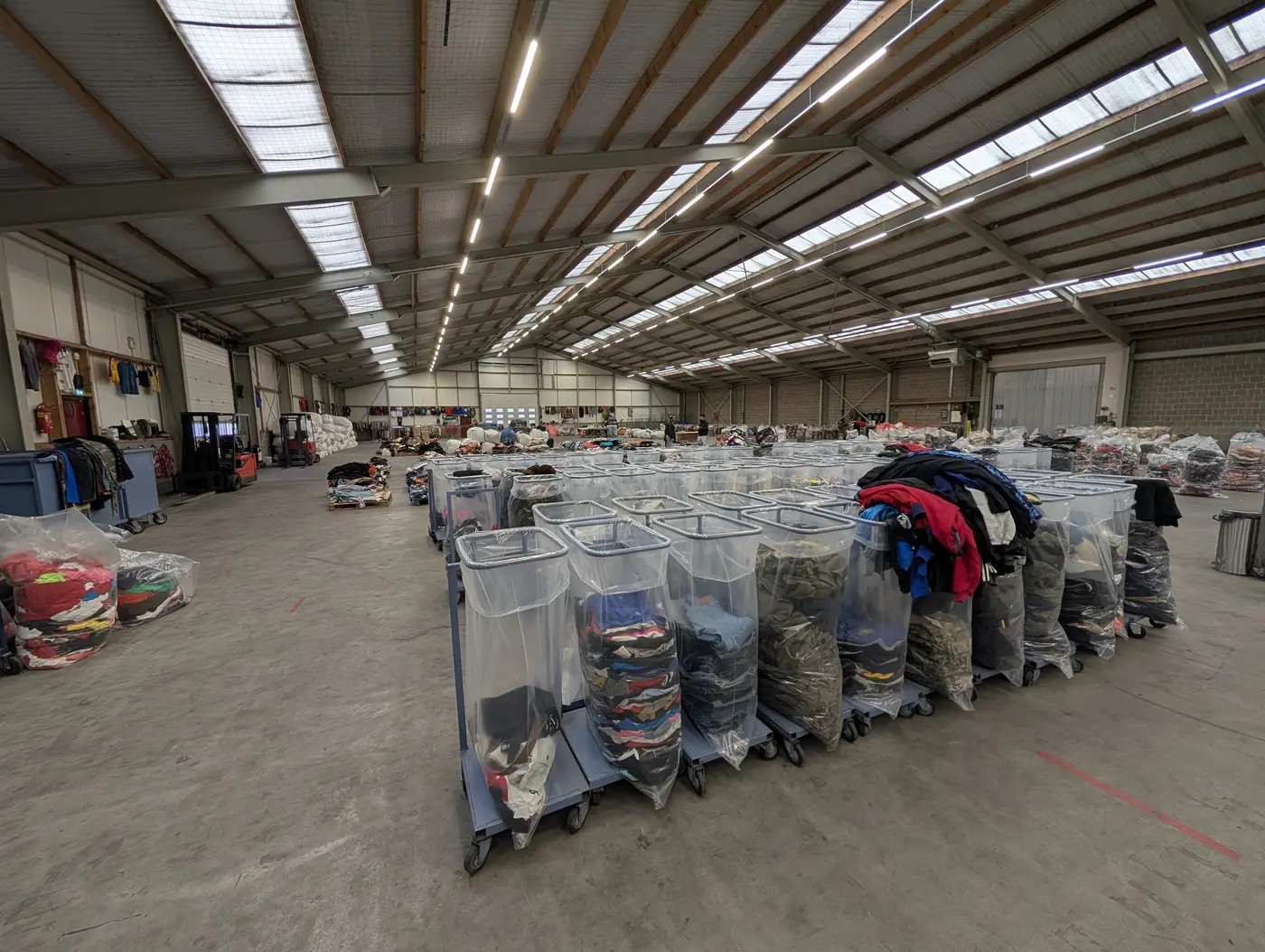 2.500 m² balenvloer van Excellent Vintage in Bovenkarspel, voorgesorteerde bakken per merk